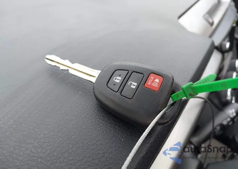 2017 Toyota Rav4 Le z USA, uszkodzony, nr VIN JTMBFREV9HJ161193